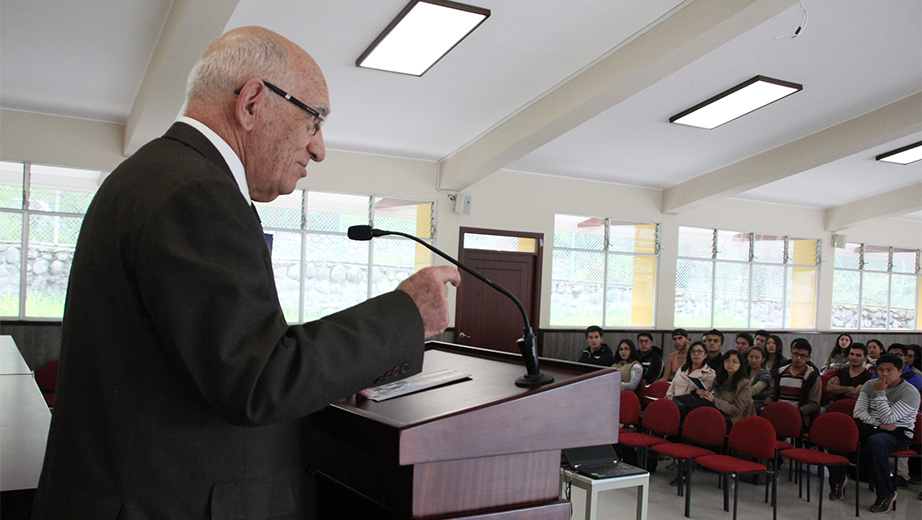 Padre Javier Herrán Gómez, rector de La Salesiana, en la inauguración del evento en Paute