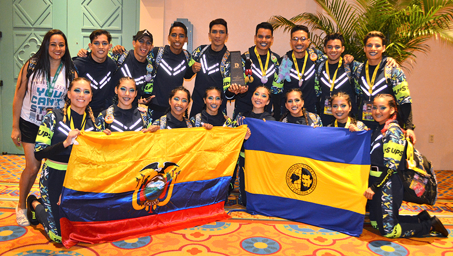 Grupo de danza moderna en las instalaciones de Walt Disney World en Orlando - Florida