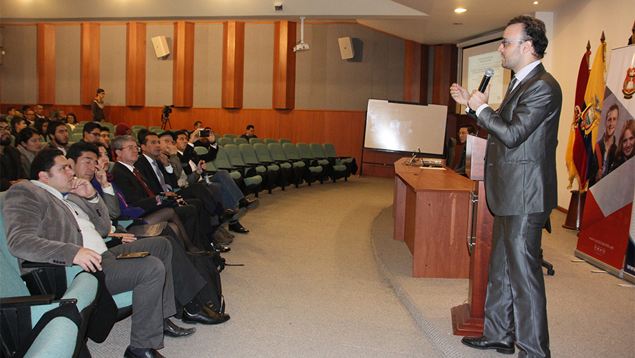 Vladimir Robles, investigador de La Salesiana, presentando su conferencia