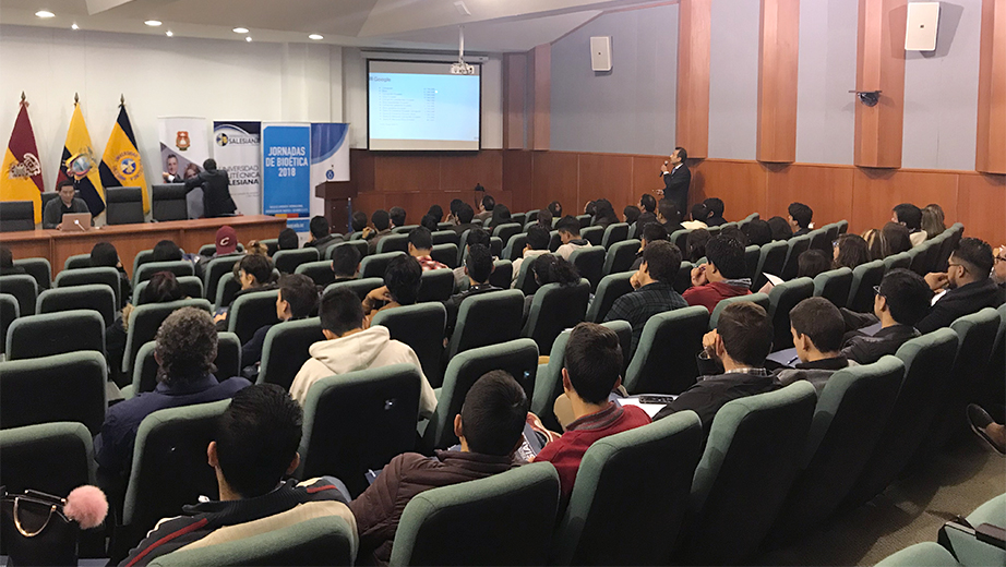 Auditorio durante la conferencia de Luis Tobar, vicerrector académico general de La Salesiana