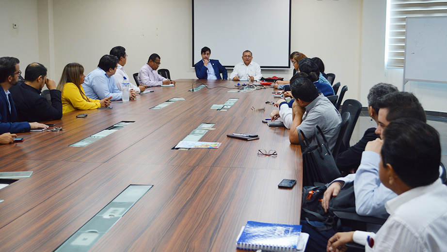 P. Francisco Sánchez, durante la reunión con directivos de la sede Guayaquil