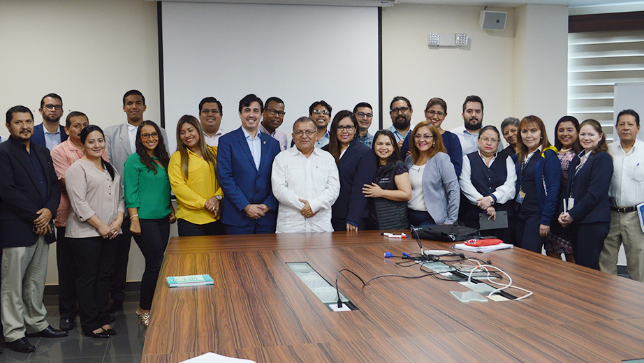 P. Francisco Sánchez, durante la reunión con directivos de la sede Guayaquil