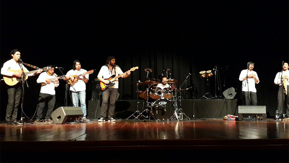 Actuación del Grupo música folklórica Pumapungo de La Salesiana en Cuenca