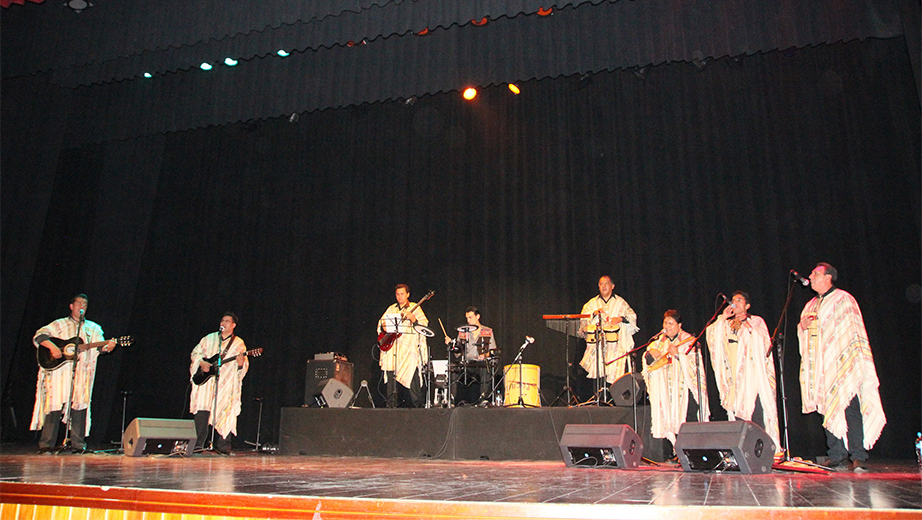 Actuación del grupo de música folklórico Pacha - Yaku