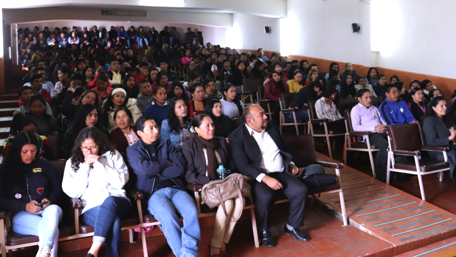 Estudiantes, profesores y personal administrativo en la inauguración del período 52