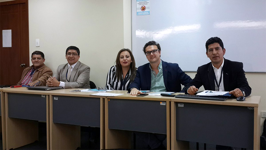 Blas Garzón (der.) durante la mesa magistral en las jornadas de educación superior