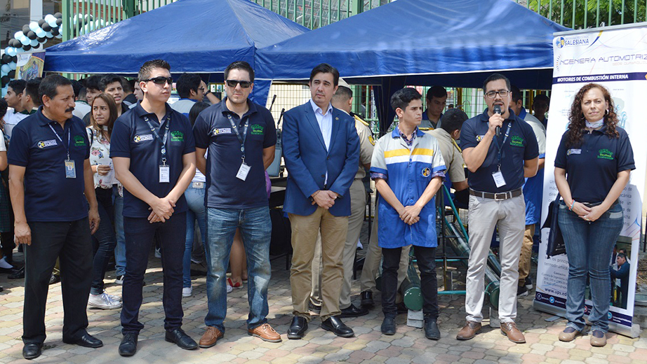 Estudiantes, profesores y autoridades en la inauguración de la 