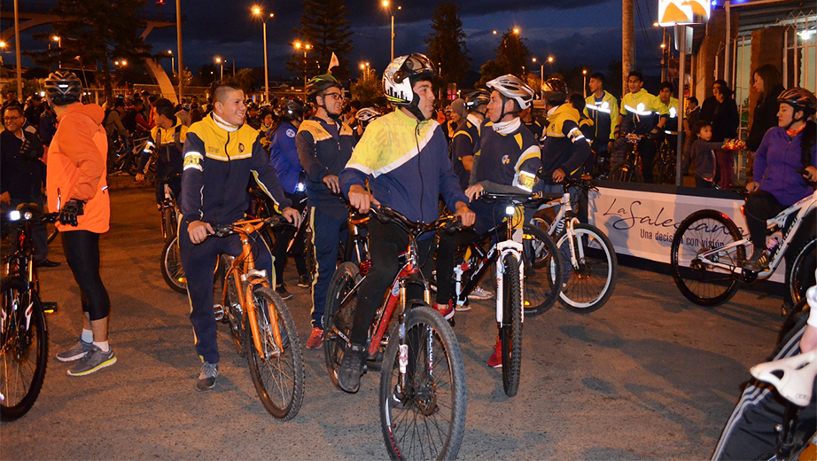 Estudiantes de La Salesiana en la cicleada nocturna