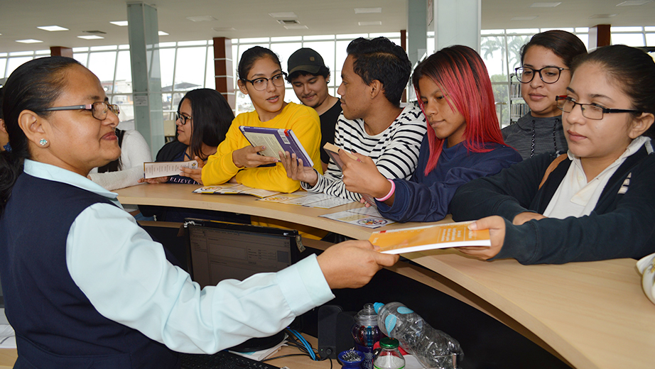 Entrega de bibliografías por parte de las bibliotecarias de la sede