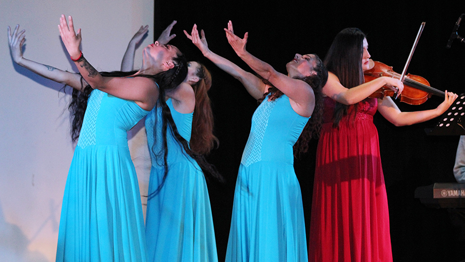 Participación del grupo de Danza Comtemporánea junto a la maestra Karol Caicedo en el violín