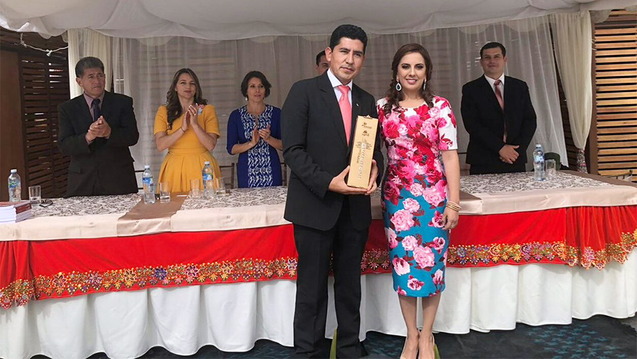 Fernanda Avecillas, awards Blas Garzón Vera the recognition