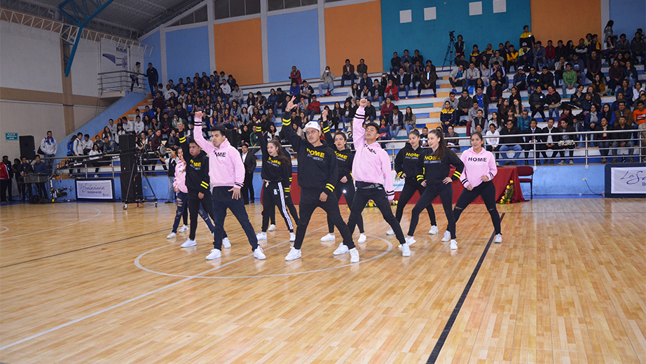 Grupo de danza moderna de La Salesiana