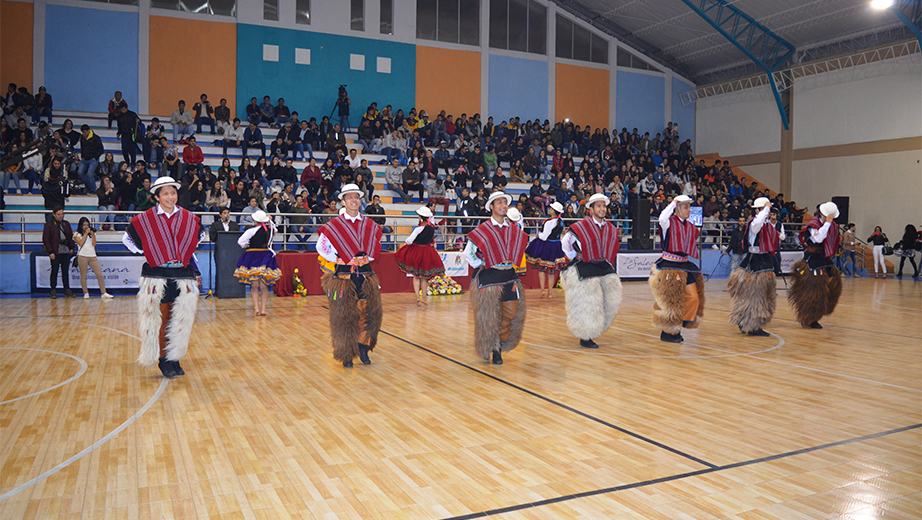 Grupo de danza folclórica de la UNAE
