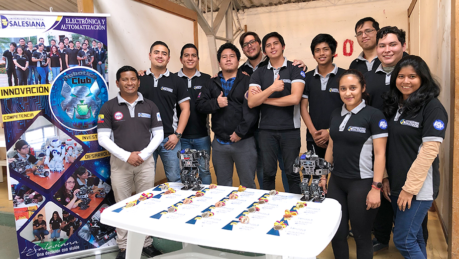 Delegación del club de robótica de la sede Guayaquil en competencia 