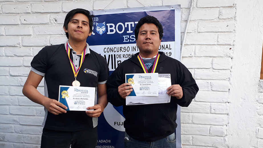 (De izq.) Jesús Anchundia (3er. lugar) y David Carpio (1er lugar) en la categoría Programación Industrial