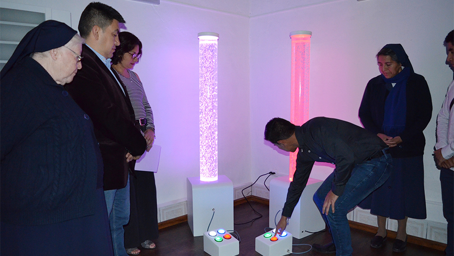 Los estudiantes Fernando Duchi y Enrique Benalcázar, explicando el funcionamiento de los equipos instalados en la Sala Multisensorial