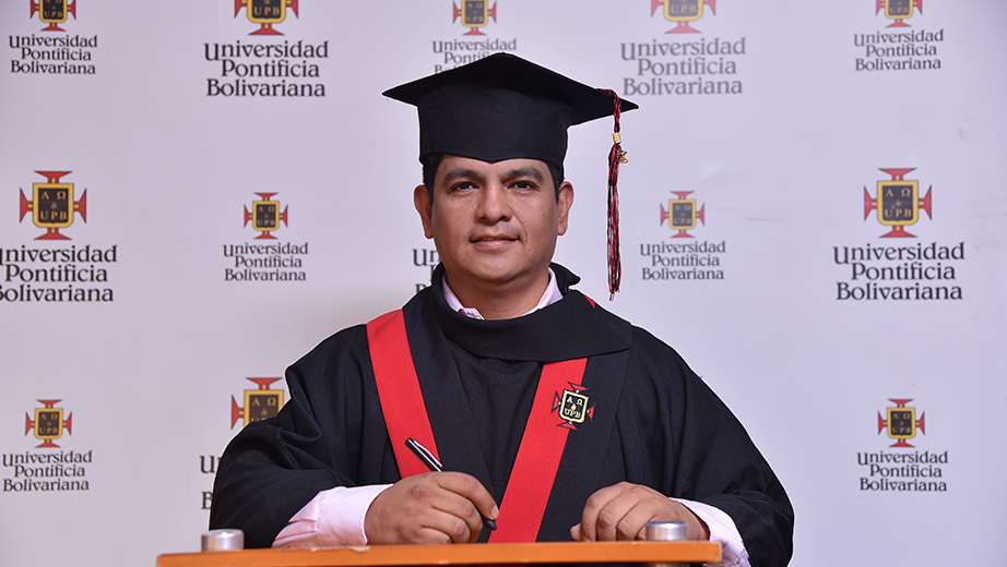 Víctor Iza, obtuvo su título de cuarto nivel en la Universidad Pontificia Bolivariana (Colombia)