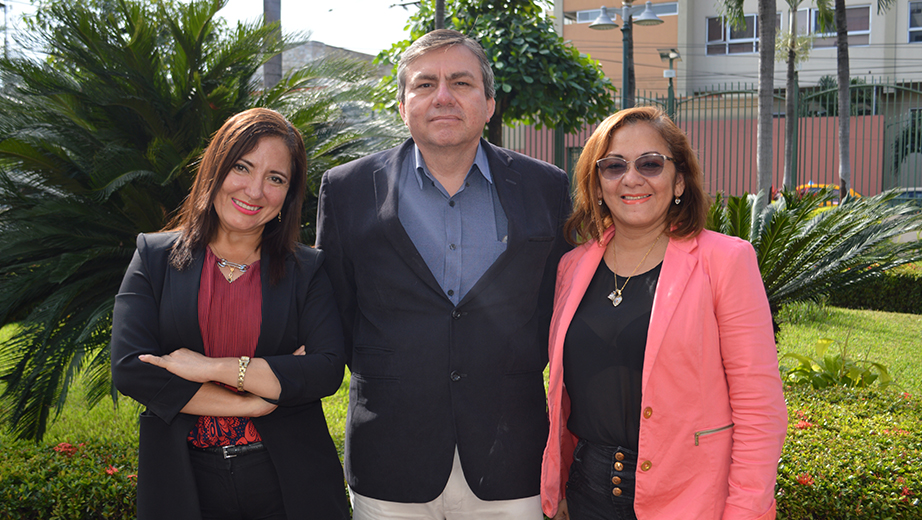 (De izq.) Priscila Paredes, Ángel González y Ángela Flores obtuvieron su título de cuarto nivel en la Universidad Nacional Mayor de San Marcos (Perú)