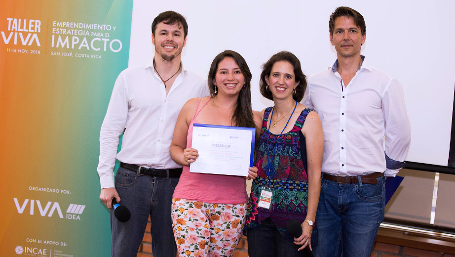 Paula Salazar (c) recibe un reconocimiento por su participación en el taller Vive 2018 realizado en Costa Rica