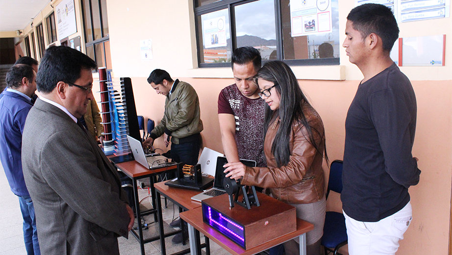 César Vásquez, Vicerrector de la Sede Cuenca, visitando los proyectos