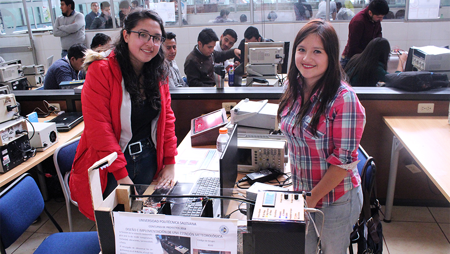 Karla Sánchez y Daysi Regalado, junto al trabajo Diseño de implementación de una estación meteorológica