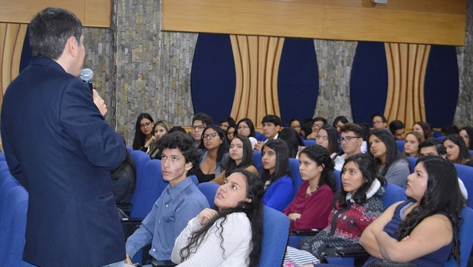 Estudiantes que asistieron al ciclo de conferencias