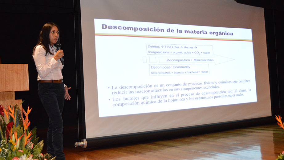 Vanessa Serrano, egresada de la carrera de Ingeniería Ambiental, expone su investigación