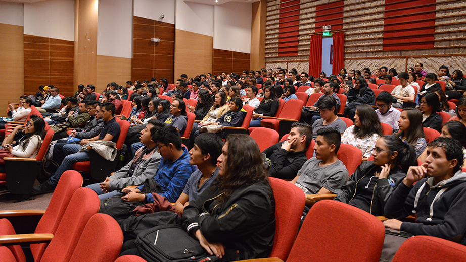 Estudiantes y profesionales del área ambiental, agrícola, especialistas de IOT, docentes y estudiantes de la carrera asistieron al evento