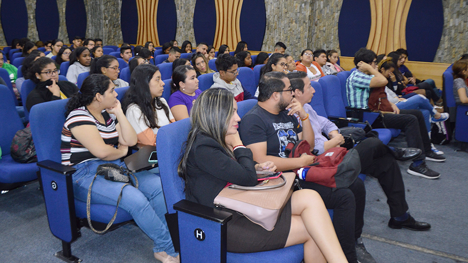 Estudiantes, profesores y personal administrativo de la sede Guayaquil durante el conversatorio