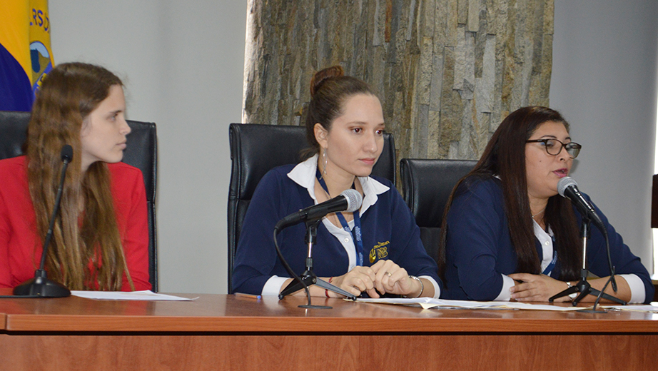 Representantes de la organización Jardines de la Esperanza durante sus intervenciones