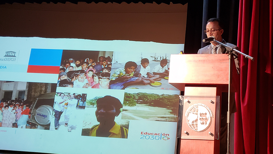 Fernando Pesántez durante su conferencia sobre la Cátedra UNESCO: Tecnologías para la inclusión educativa