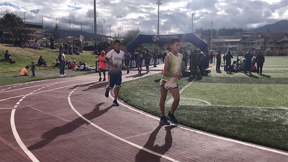 II Festival de Marcha infantil realizado en la pista atlética de la Sede Cuenca