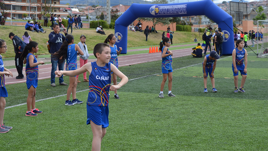 Niños y niñas se dieron cita en el polideportivo de la Sede Cuenca para celebrar el Día del Deporte Ecuatoriano