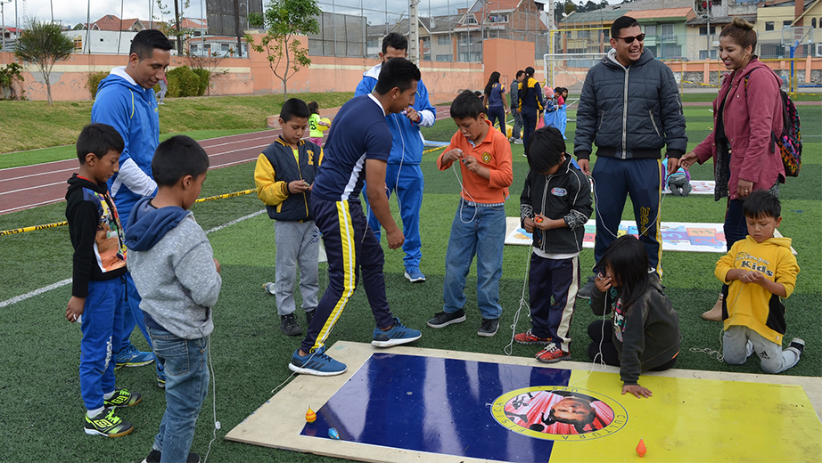 Niños y niñas se dieron cita en el polideportivo de la Sede Cuenca para celebrar el Día del Deporte Ecuatoriano