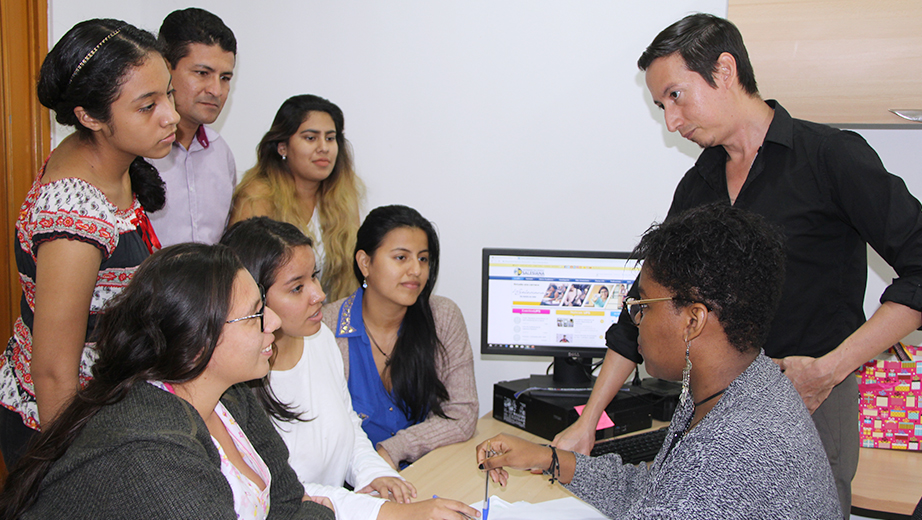 Estudiantes de Psicología durante la preparación de actividades