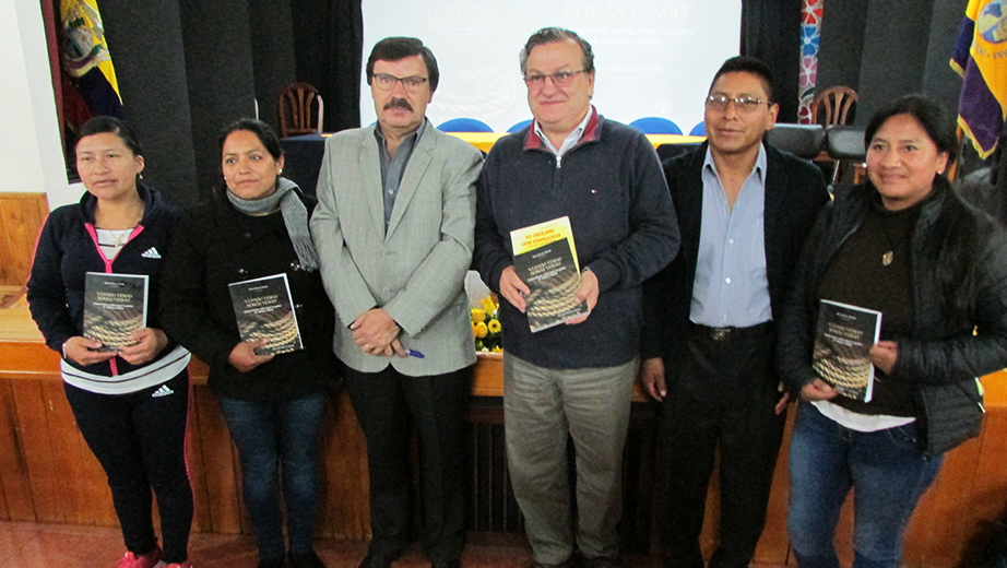 José Juncosa, Hernán Hermosa, coordinador del libro, con los estudiantes que colaboraron en la publicación