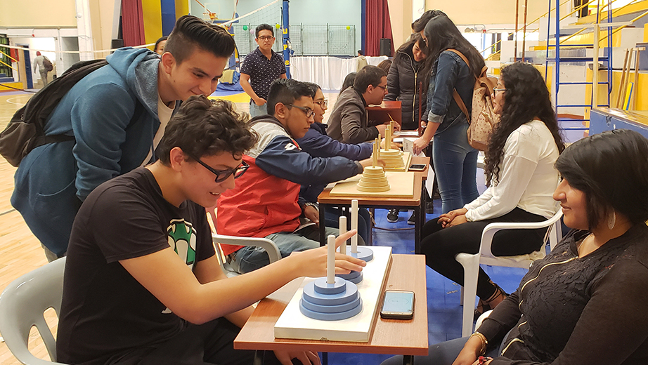 Estudiantes y docentes durante la realización del ejercicio de las Torres de Hanói