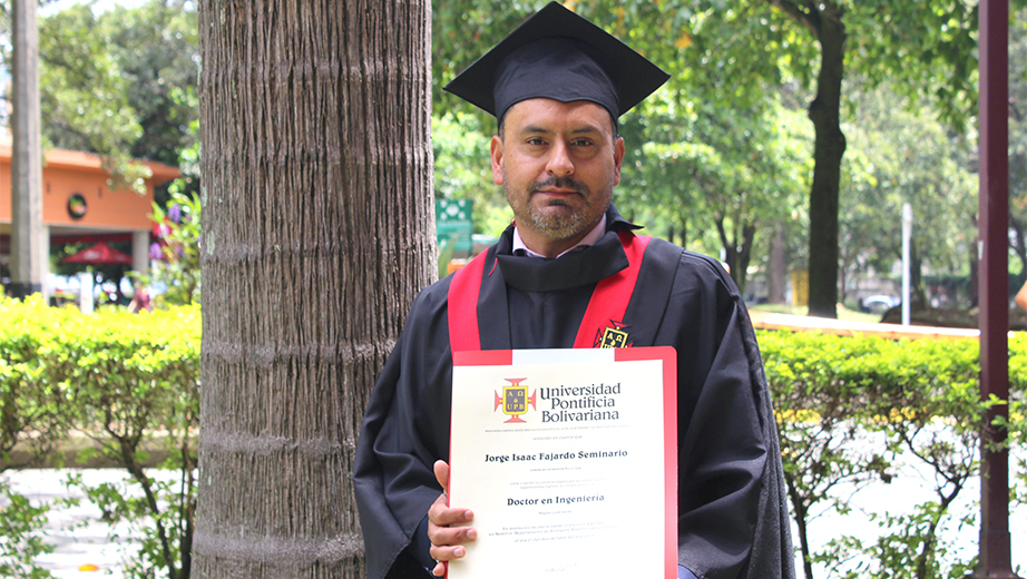 Dr. Jorge Fajardo, graduado de la Universidad Pontificia Bolivariana