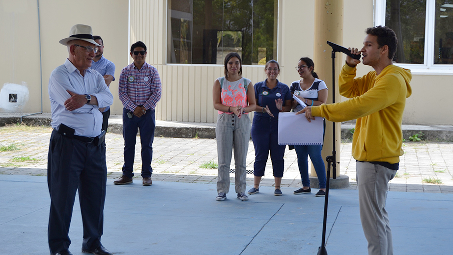 Estudiante junto al Rector de la UPS durante su intervención musical