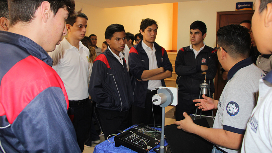 Exhibición de prototipos tecnológicos por parte del Club de Robótica