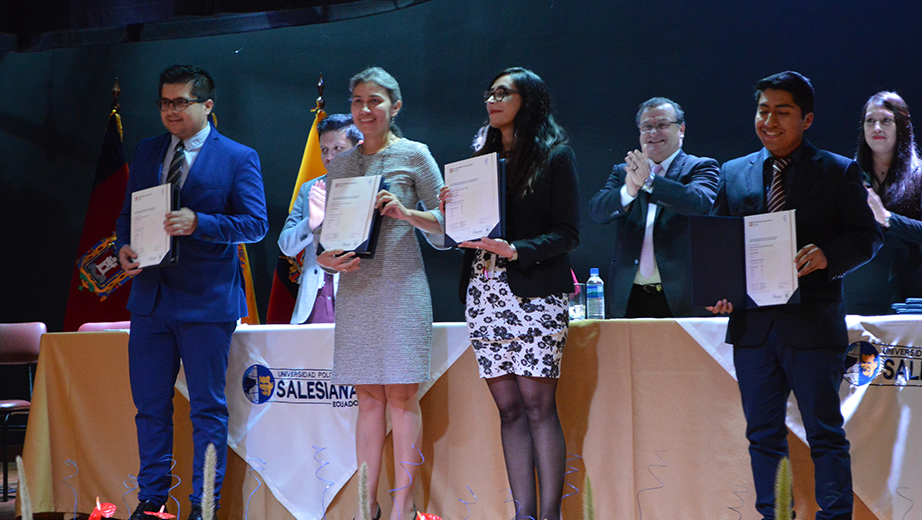 Entrega de certificaciones internacionales y entrega de suficiencias Cambridge a estudiantes y docentes de la sede Quito