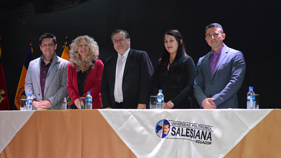 Mesa directiva conformada por Cristian Vásquez  y Julia Watson, representantes de Cambridge Ecuador; José Juncosa, Vicerrector; Adriana Guanuche, Coordinadora del Instituto de Idiomas de la Sede Quito y Alex Escobar de Educatión First