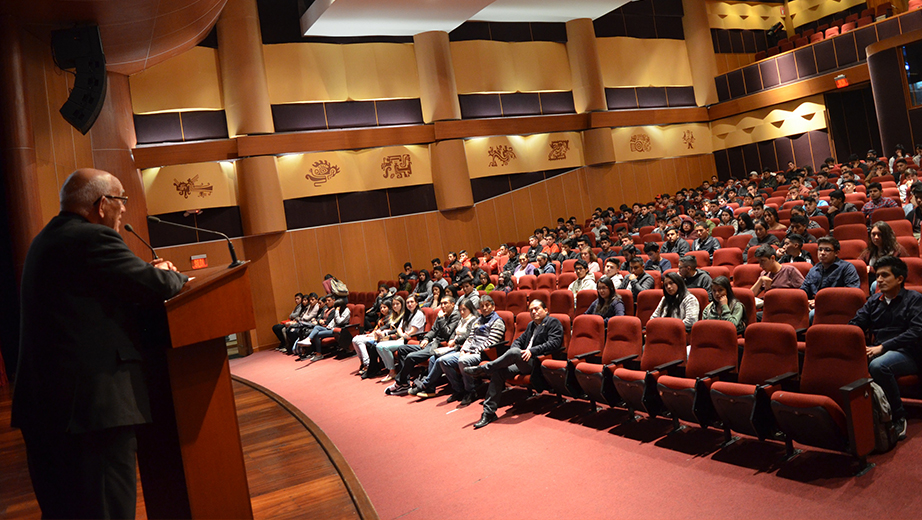 Padre Javier Herrán Gómez, rector de la UPS, dando la bienvenida a los estudiantes.