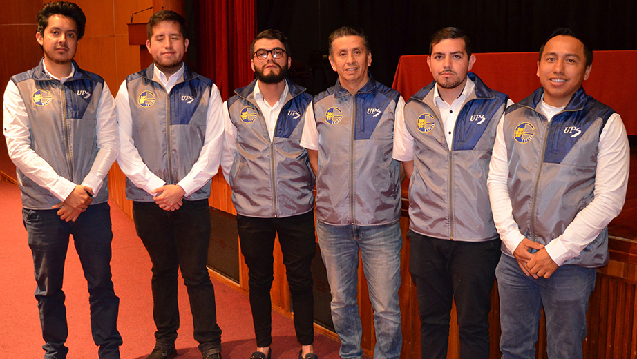 Integrantes del grupo GIETAES: (desde izq.) Xavier Pesantez (I), Renato Carrillo, Paúl Barros, Vinicio Ordóñez, coordinador, Felipe Coronel y Cristhian Sanmartín.