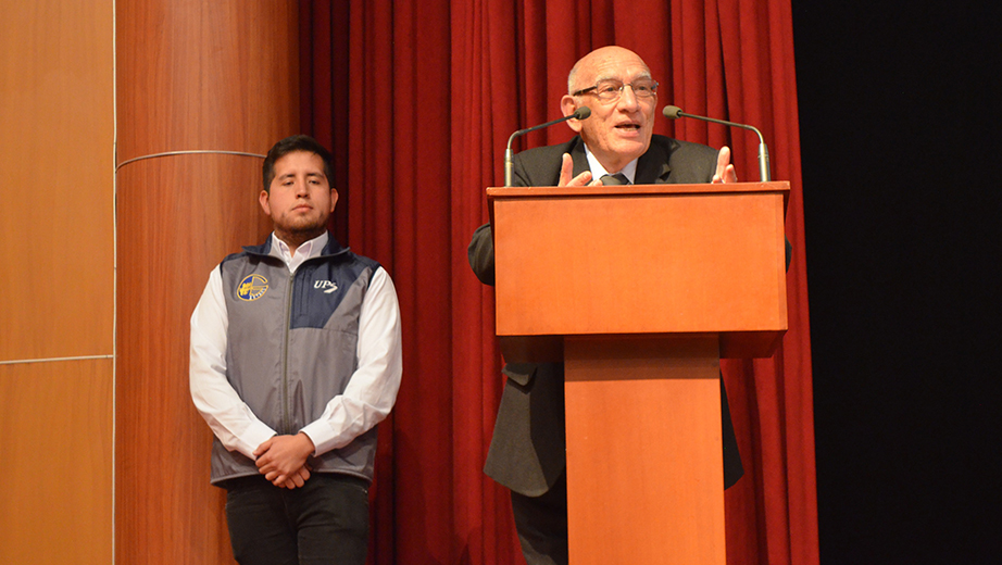 Padre Javier Herrán Gómez, rector de la UPS, dando la bienvenida a los estudiantes.