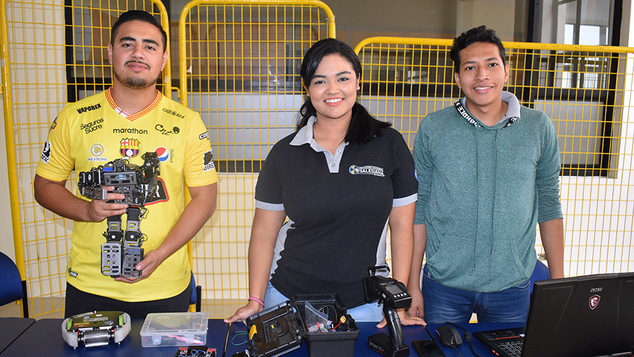 El Club de Robótica de la sede Guayaquil durante la exhibición de prototipos robóticos