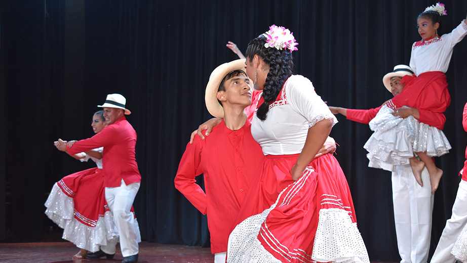 Presentación del grupo folclórico Ayawayra