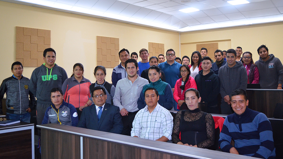 Grupo de participantes del curso de capacitación modular en el área de la actividad física, deporte y recreación