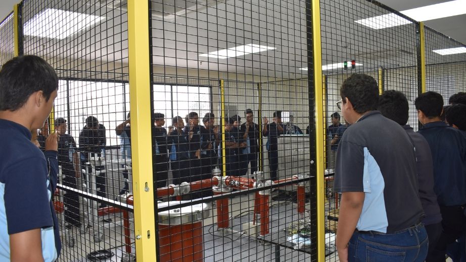 Estudiantes de secundaria visitaron varios laboratorios de la carrera.