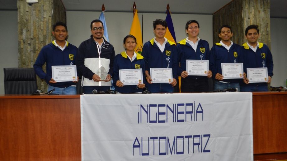 Renato Fierro, director de la carrera junto a los estudiantes participantes.